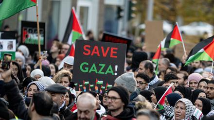 Menschen nehmen mit Schildern mit der Aufschrift «Save Gaza» an einer Demonstration für Palästina in Berlin-Mitte teil. 