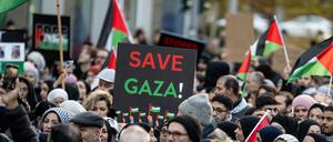 Menschen nehmen mit Schildern mit der Aufschrift «Save Gaza» an einer Demonstration für Palästina in Berlin-Mitte teil. 