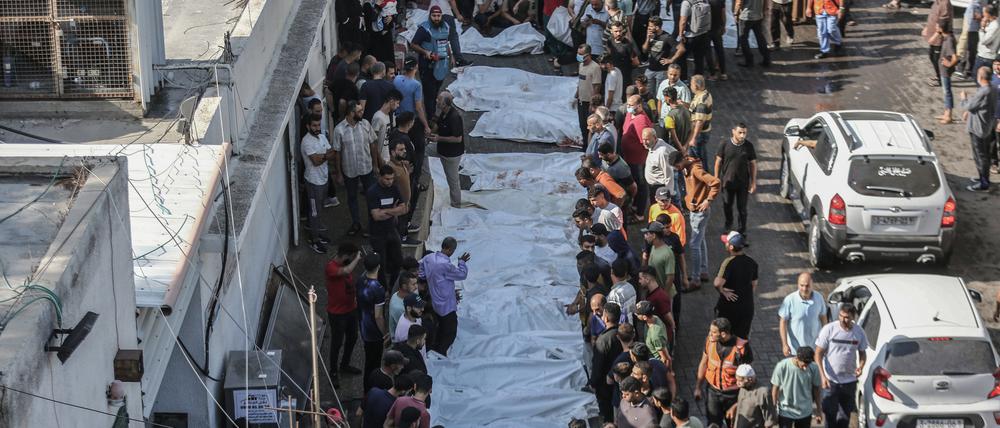 Palästinenser trauern am Al-Shifa-Krankenhaus um die Opfer nach israelischen Luftangriffen.