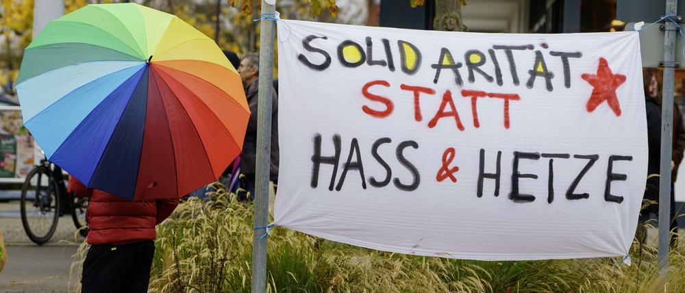 „Solidarität statt Hetze“ steht auf einem Demo-Plakat.