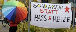 „Solidarität statt Hetze“ steht auf einem Demo-Plakat.