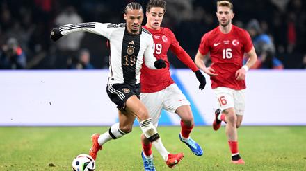 Leroy Sane (l) im Duell mit Kenan Yildiz, der kurz vor der Pause das 2:1 für die Türken erzielte. 