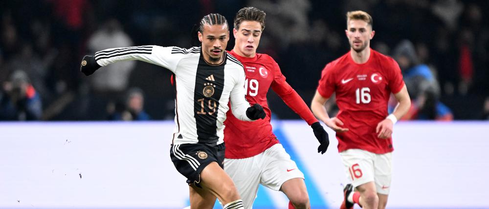 Leroy Sane (l) im Duell mit Kenan Yildiz, der kurz vor der Pause das 2:1 für die Türken erzielte.