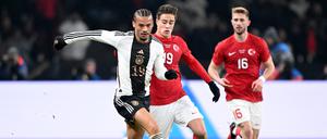 Leroy Sane (l) im Duell mit Kenan Yildiz, der kurz vor der Pause das 2:1 für die Türken erzielte. 