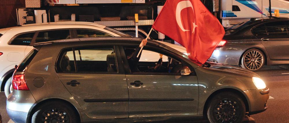 Nach dem Sieg ihrer Mannschaft feierten türkische Fans den Erfolg unweit des Ku’damms.