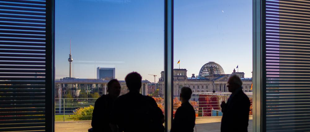 Journalisten stehen vor Beginn der Sitzung des Bundeskabinetts im Kanzleramt am Fenster und blicken auf das Regierungsviertel mit dem Bundestag und dem Fernsehturm im Hintergrund. Jeweils eine Straße, die an die früheren Bundeskanzler Konrad Adenauer und Willy Brandt erinnert, gibt es im Regierungsviertel bereits.