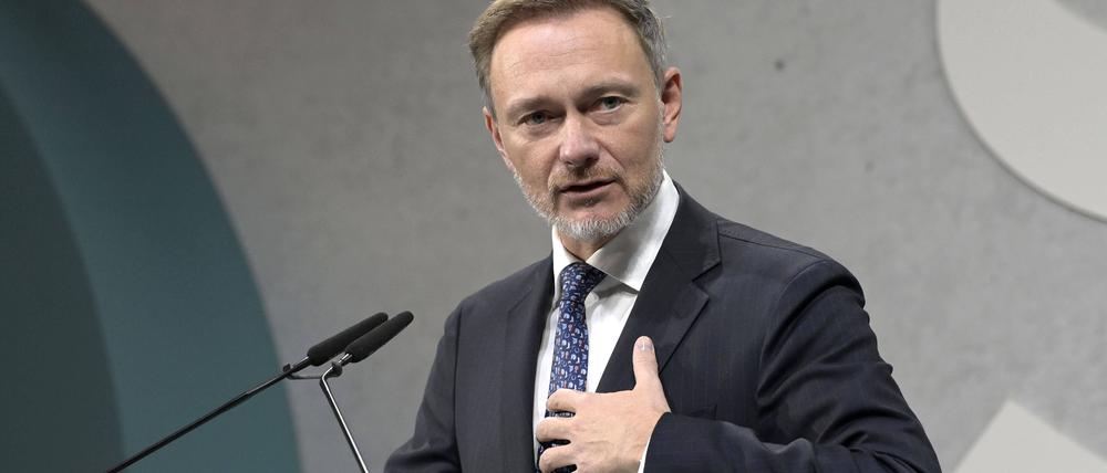 Finanzminister Christian Lindner (FDP) sagt, nach dem Urteil des Bundesverfassungsgerichts fehlen unter anderem Mittel für die Infrastruktur.