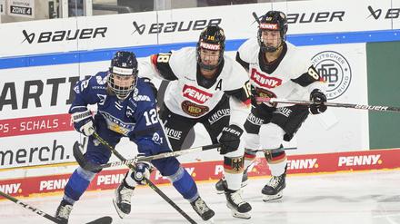 Szene aus einem Eishockeyspiel der Damen zwischen Deutschland und Finnland im November 2023.
