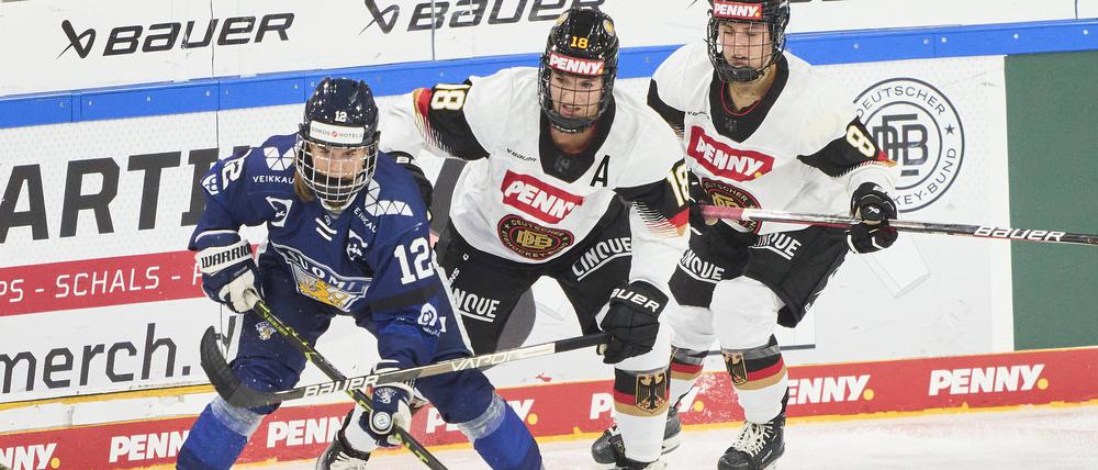 Szene aus einem Eishockeyspiel der Damen zwischen Deutschland und Finnland im November 2023.