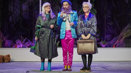 ARSEN UND SPITZENHÄUBCHEN
von Joseph Kesselring
 
REGIE: Lilli-Hannah Hoepner
BÜHNE: Iris Kraft
KOSTÜME: Tatjana Kautsch
CHOREOGRAFIE: Rônni Maciel
MUSIK: Sky Deep
DRAMATURGIE: Christopher Hanf
 
Auf dem Bild
Bettina Riebesel, Henning Strübbe, Janine Kreß
 
Foto: Thomas M. Jauk
 
honorarfrei bei Angabe des Copyrights