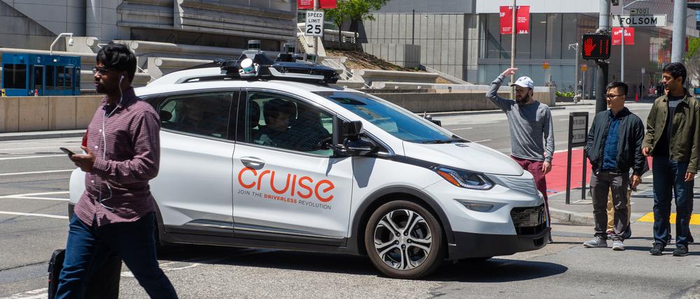 Ein selbstfahrendes Auto der Roboterwagenfirma Cruise des US-Konzerns General Motors sorgt für Unmut bei Fußgängern in San Francisco.