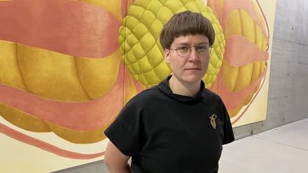 Pia Krajewski vor ihrem Panoramabild „The Driven Ego“.