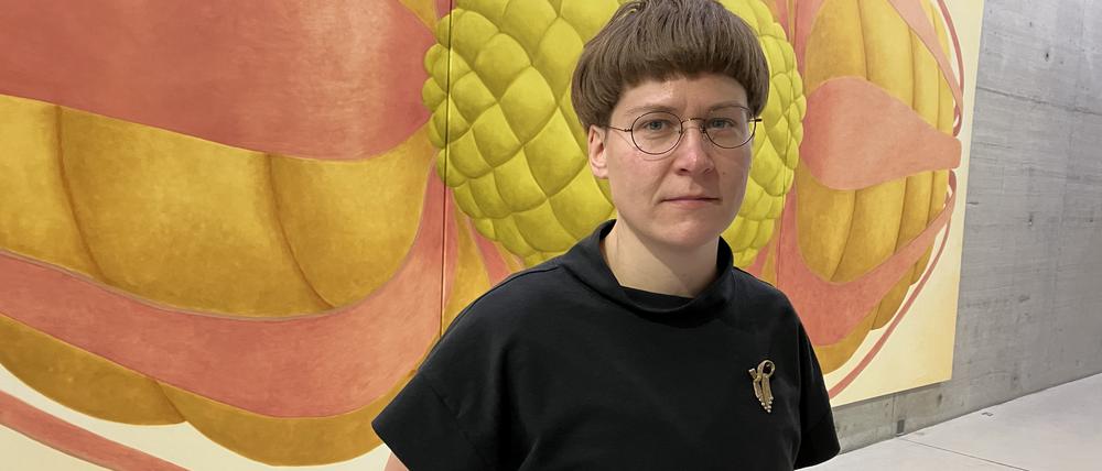 Pia Krajewski vor ihrem Panoramabild „The Driven Ego“.
