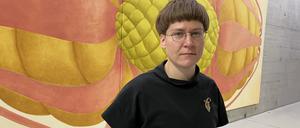 Pia Krajewski vor ihrem Panoramabild „The Driven Ego“.
