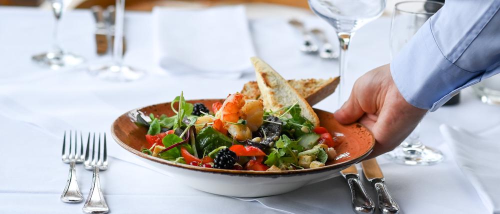 Die Mehrwertsteuer auf Speisen in der Gastro steigt 2024 wieder von sieben auf 19 Prozent.