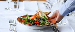 Die Mehrwertsteuer auf Speisen in der Gastro steigt 2024 wieder von sieben auf 19 Prozent.