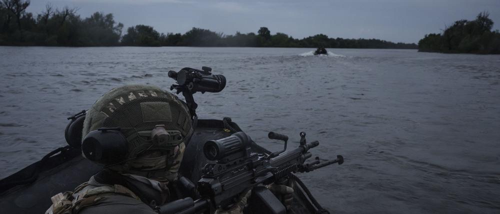 Ukrainische Soldaten fahren mit einem Boot auf dem Fluss Dnipro an der Frontlinie in der Nähe von Cherson (Archivfoto).