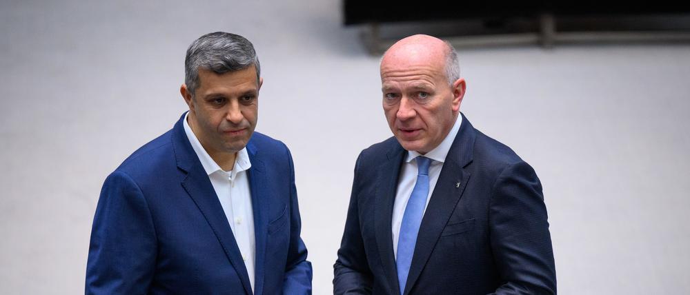 Raed Saleh (SPD) und Kai Wegner (r, CDU), Regierender Bürgermeister von Berlin, unterhalten sich vor der Gedenkstunde von Senat und Abgeordnetenhaus zum 85. Jahrestag der Novemberpogrome 1938 vor der Plenarsitzung im Berliner Abgeordnetenhaus. (Archivbild)