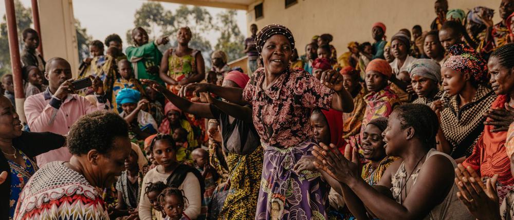 Hugh Kinsella Cuningham wurde für seine Fotos von der Frauen-Friedensbewegung in der Demokratischen Republik Kongo ausgezeichnet. 