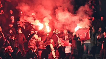 Türkische Fans zünden Pyrotechnik in Berliner Olympiastadion. (Archivbild)