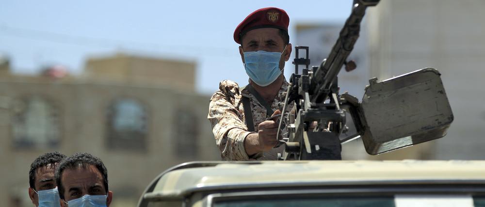 Ein jemenitischer Soldat, der den Huthi-Rebellen treu ist, bemannt einen Maschinengewehrturm auf der Ladefläche eines Pickups während einer Patrouille in der Hauptstadt Sanaa am 23. März 2020.