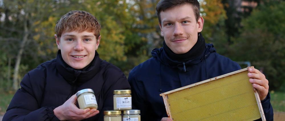 Neue Initiative "Klubhonig" in Potsdam Wir sind Max Wedel & Willi Meyer (v.l.), zwei junge Potsdamer Studenten, mit einem Ziel: Regionalen Honig in unsere Heimat zu bringen! Hierzu haben wir über die letzten Monate Partnerschaften mit verschiedenen Imkern aus der Region geschlossen und einen Online-Shop erstellt. Unsere Website ist: klubhonig.de/ Nun würden wir gern in Form eines Artikels unsere Geschichte erzählen, sowie auf die Wichtigkeit von Bienen und regionalen Produkten aufmerksam machen.