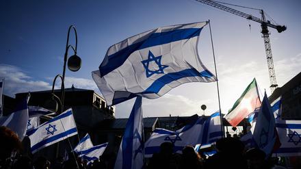 Viele Fahnen Israels sind während einer Demonstration gegen Antisemitismus in Berlin zu sehen. 