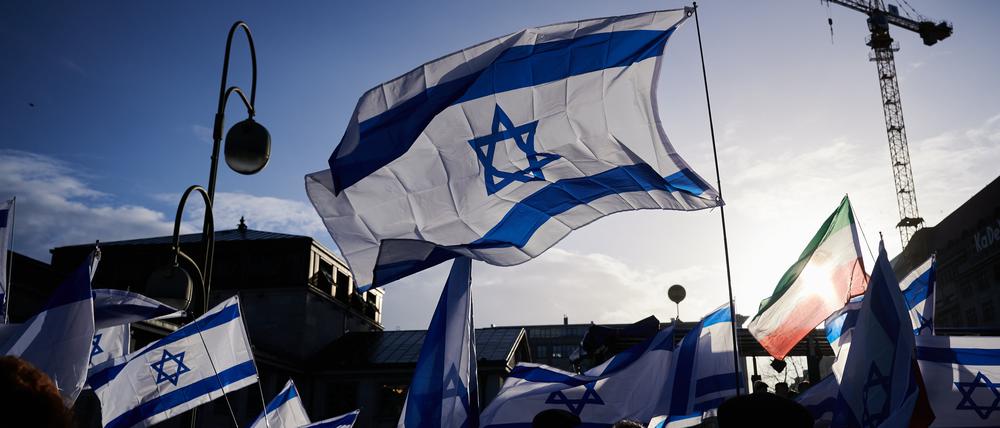 Viele Fahnen Israels sind während einer Demonstration gegen Antisemitismus in Berlin zu sehen. Sechs Wochen nach dem Angriff der islamistischen Hamas auf Israel haben hunderte von Menschen in Berlin gegen Antisemitismus demonstriert. Sie zogen am Sonntagnachmittag über die Tauentzin-Straße Richtung Lehniner Platz in Berln-Charlottenburg.
Die Veranstalter hatten ursprünglich 2000 Teilnehmer für die Demonstration angemeldet.