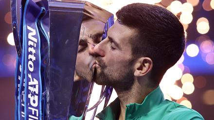Novak Djokovic küsst den Pokal.