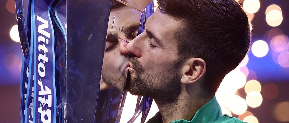 Novak Djokovic küsst den Pokal.