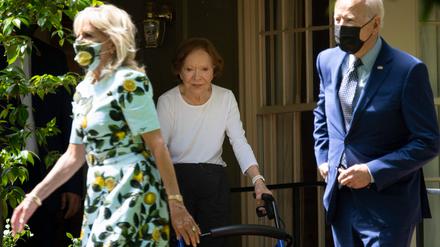 Die ehemalige First Lady der USA, Rosalynn Carter (M.)