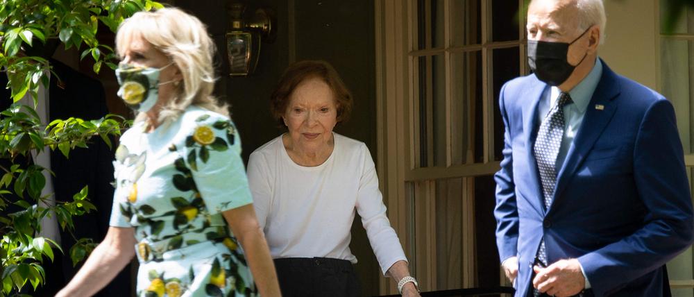 Die ehemalige First Lady der USA, Rosalynn Carter (M.)