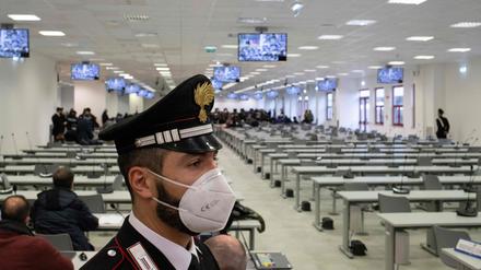 Beamter der italienischen Carabinieri bei einem Prozess gegen ‘Ndrangheta-Mitglieder im Jahr 2021 (Symbolbild)
