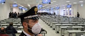 Beamter der italienischen Carabinieri bei einem Prozess gegen ‘Ndrangheta-Mitglieder im Jahr 2021 (Symbolbild)