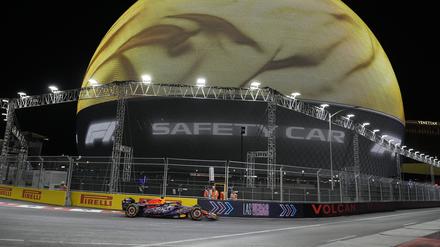 Der künstliche Mond schaut zu. Max Verstappen auf dem Las Vegas Strip Circuit. 