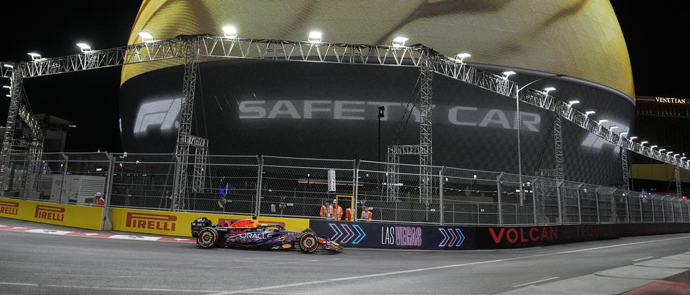 Der künstliche Mond schaut zu. Max Verstappen auf dem Las Vegas Strip Circuit.