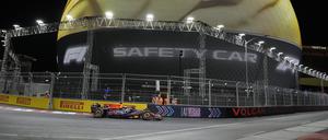 Der künstliche Mond schaut zu. Max Verstappen auf dem Las Vegas Strip Circuit. 