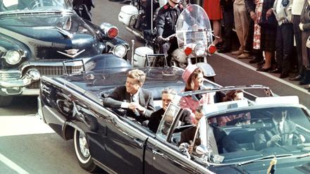 John F. und Jackie Kennedy in der Autokolonne von Dallas am 22. November 1963. 