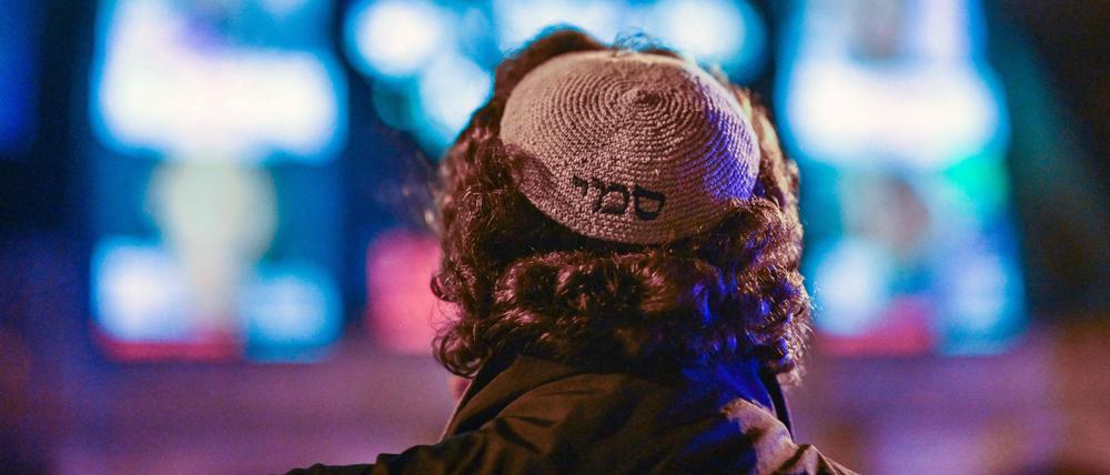 Ein Mann trägt eine Kippa in der Synagoge.
