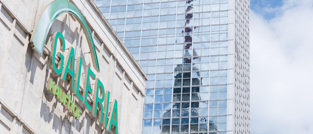 Die Galeria Kaufhof ist neben dem Fernsehturm zum Wahrzeichen vom Alexanderplatz geworden.
