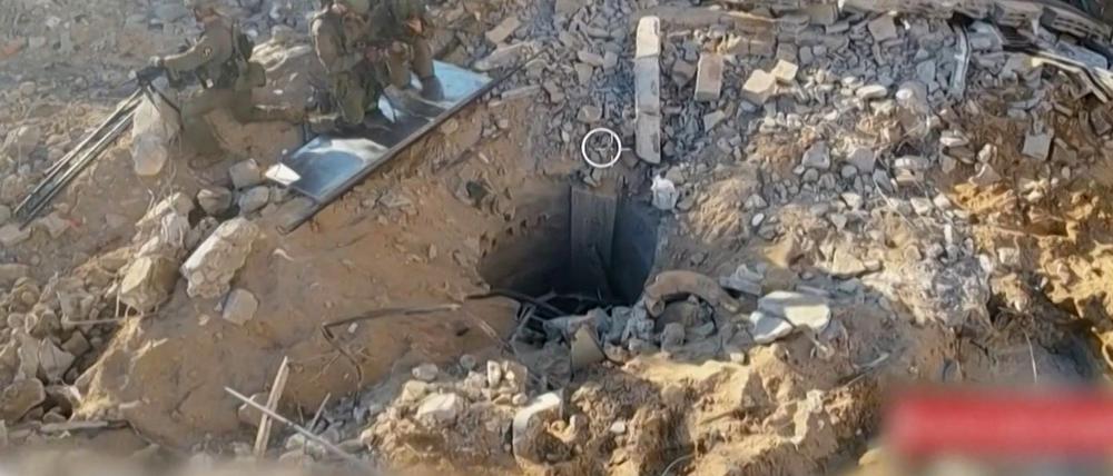 Dieses von der israelischen Armee veröffentlichte Foto soll den Eingang zu dem unterhalb des Krankenhauses verlaufenden Tunnel zeigen.