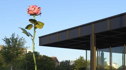 Isa Genzkens „Pink Rose“ vor der Neuen Nationalgalerie.