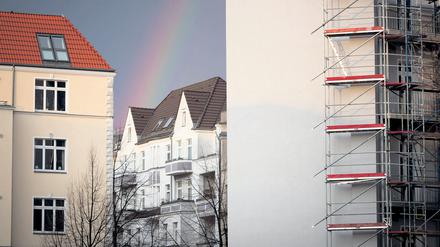 Altbau Regenbogen über Altbau in Berlin Friedrichshain. Im Vordergrund wird ein Gebäude saniert.