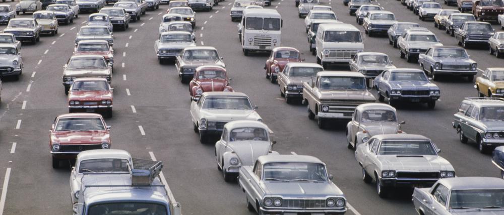Gefangene des Highways. Autos stauen sich 1973 in der Rush Hour von Los Angeles.