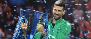 Novak Djokovic mit dem Pokal der ATP Finals.