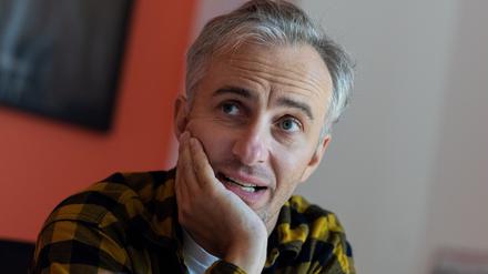 Jan Böhmermann, Moderator und Journalist, spricht während eines Interviews mit der dpa in seinem Büro in den Räumen von Studio Ehrenfeld.
