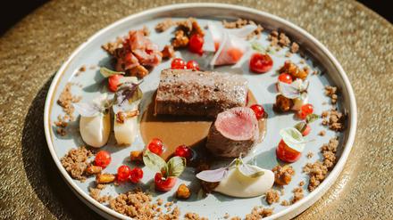 Rehrücken und Hirschschinken mit Johannisbeeren im Restaurant „the CORD“ auf dem EUREF-Campus.