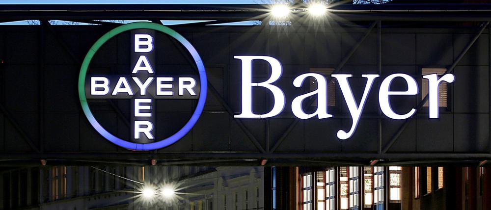 Das Bayer-Kreuz am Werk in Wuppertal leuchtet in der Dämmerung. Bayer hat eine Studie mit einem wichtigen Medikamentenhoffnungsträger wegen mangelnder Wirksamkeit abgebrochen. 
