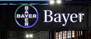 Das Bayer-Kreuz am Werk in Wuppertal leuchtet in der Dämmerung. Bayer hat eine Studie mit einem wichtigen Medikamentenhoffnungsträger wegen mangelnder Wirksamkeit abgebrochen. 
