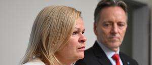 Die Bundesinnenministerin besucht das Terrorabwehrzentrum in Berlin. Dabei kündigte Nancy Faeser (SPD) an, die Ermittler mit mehr Befugnissen auszustatten.